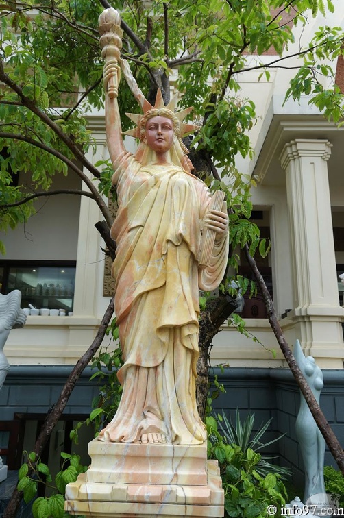 DSC02763sculpture-danang.jpg